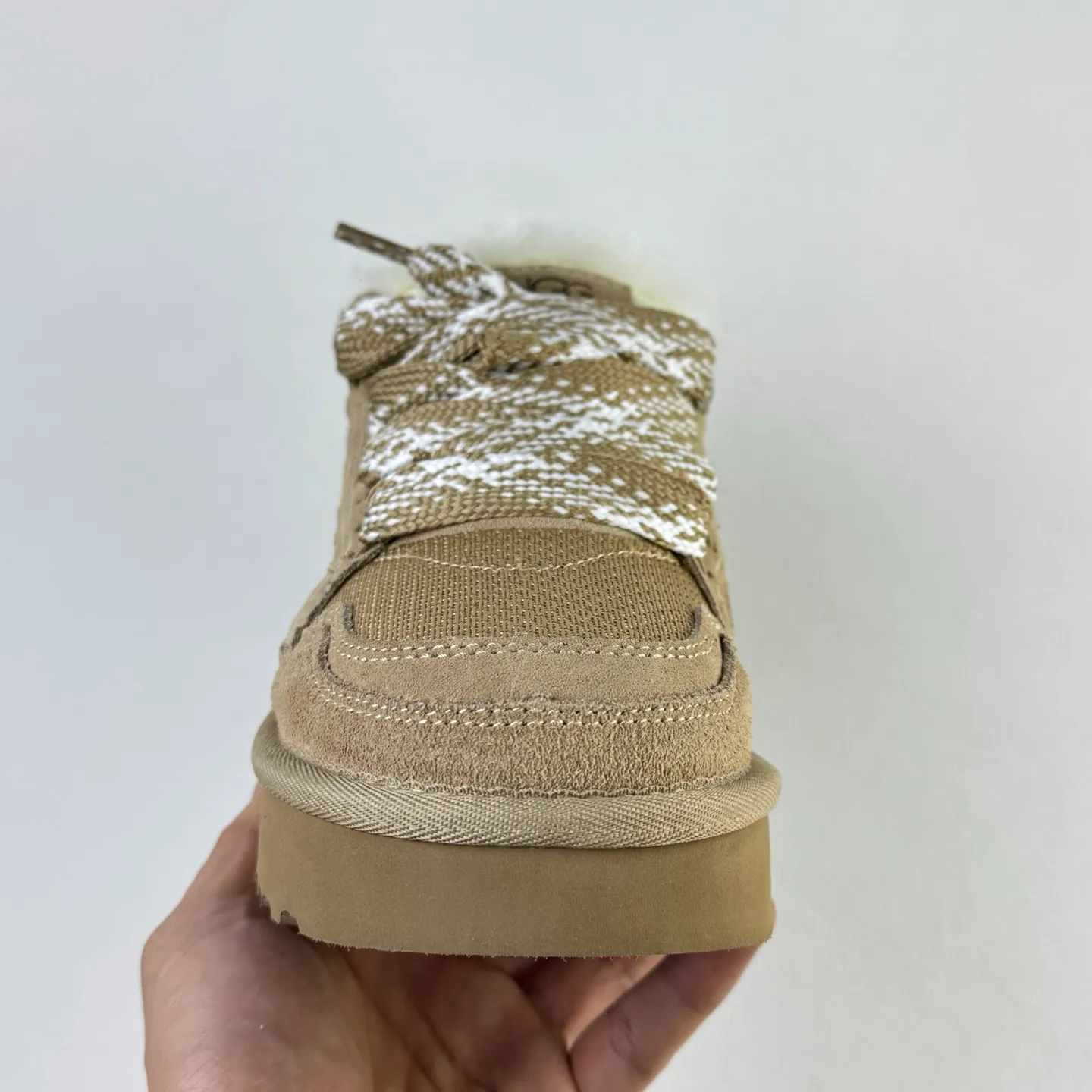 Local 💰600 OEM grade 4032 Mel series, top workmanship, super stable version ✔️ Good looks and texture, suede leather + low-key logo show retro, classic two-color shoelaces can be worn as two shoes ✔️ So comfortable that you want to weld your feet, ultra-light material + 5cm thick sole, increase height without tiring the feet, wool insoles are warm and breathable, no pressure for commuting and shopping all day long ✔️ I love the details: wide shoelaces for photos. Sizes 34-45 are suitable for various foot types. Slight stains can be wiped clean with a damp cloth. The loose feeling in early autumn is all due to it. Close your eyes and avoid stepping on thunder! 👟